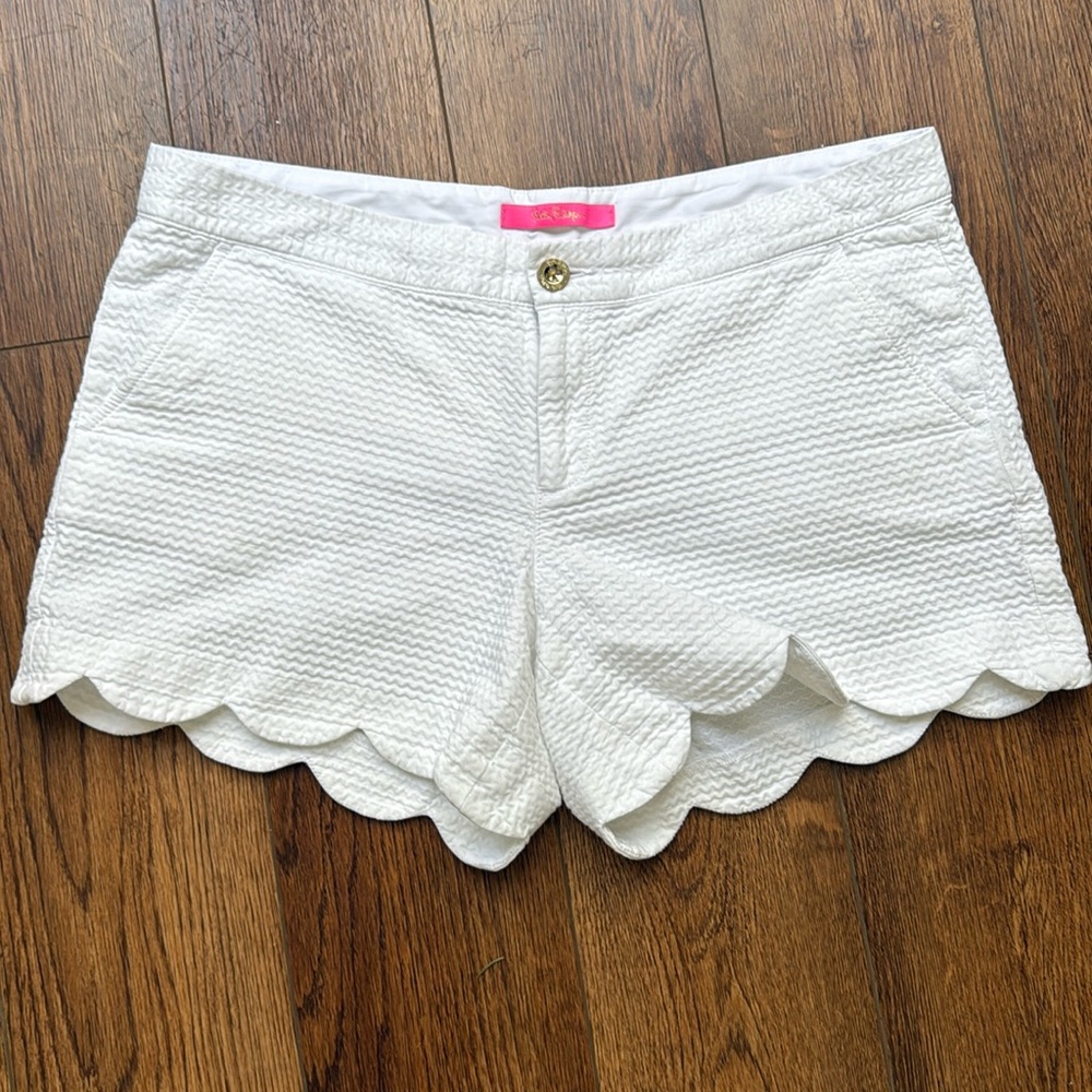 Lilly Pulitzer white scalloped shorts. Size 8.